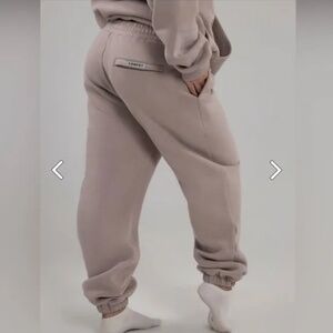 Comfrt Unisex Travel Essentials Fleece-Lined Sweatpants in Bark, Size Small